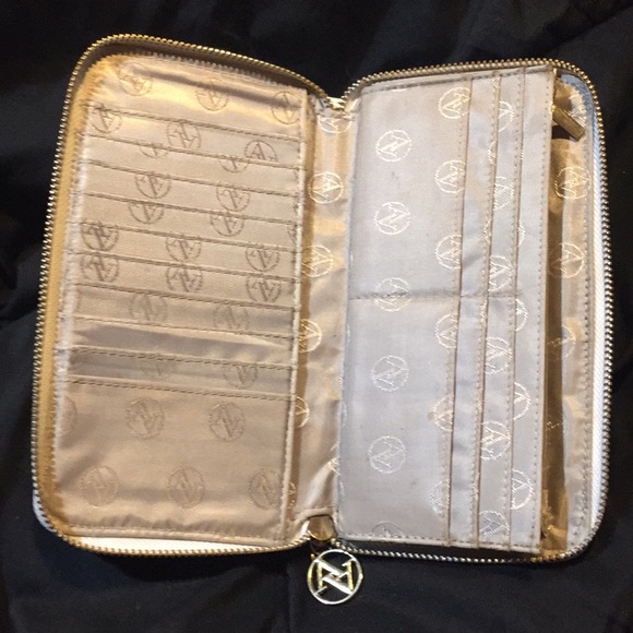 White wallet - Picture 3 of 3